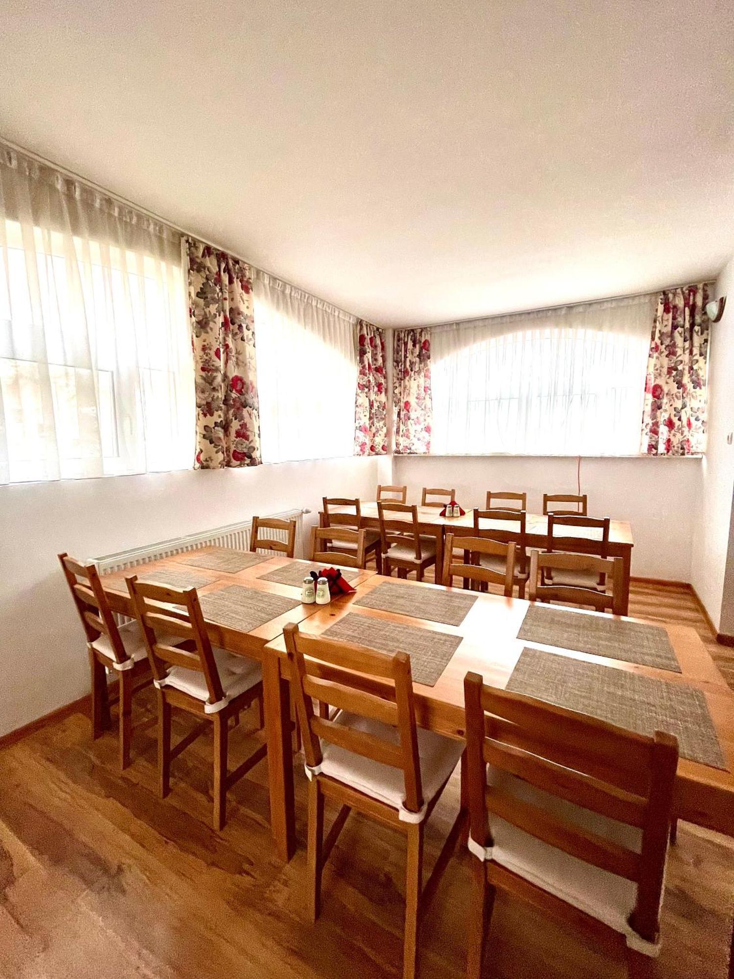 La Mama Hotel Pietroasa  Екстериор снимка