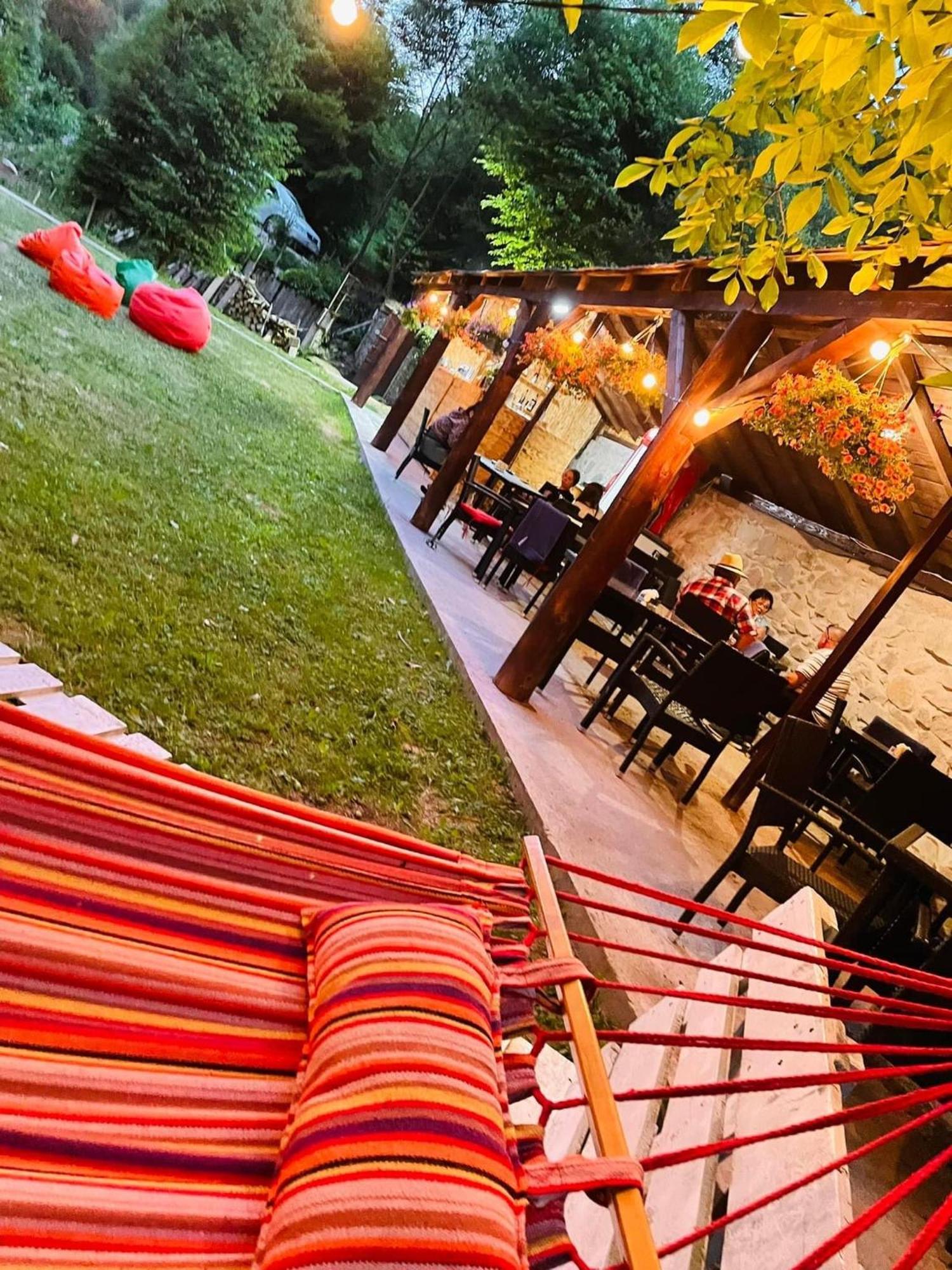 La Mama Hotel Pietroasa  Екстериор снимка
