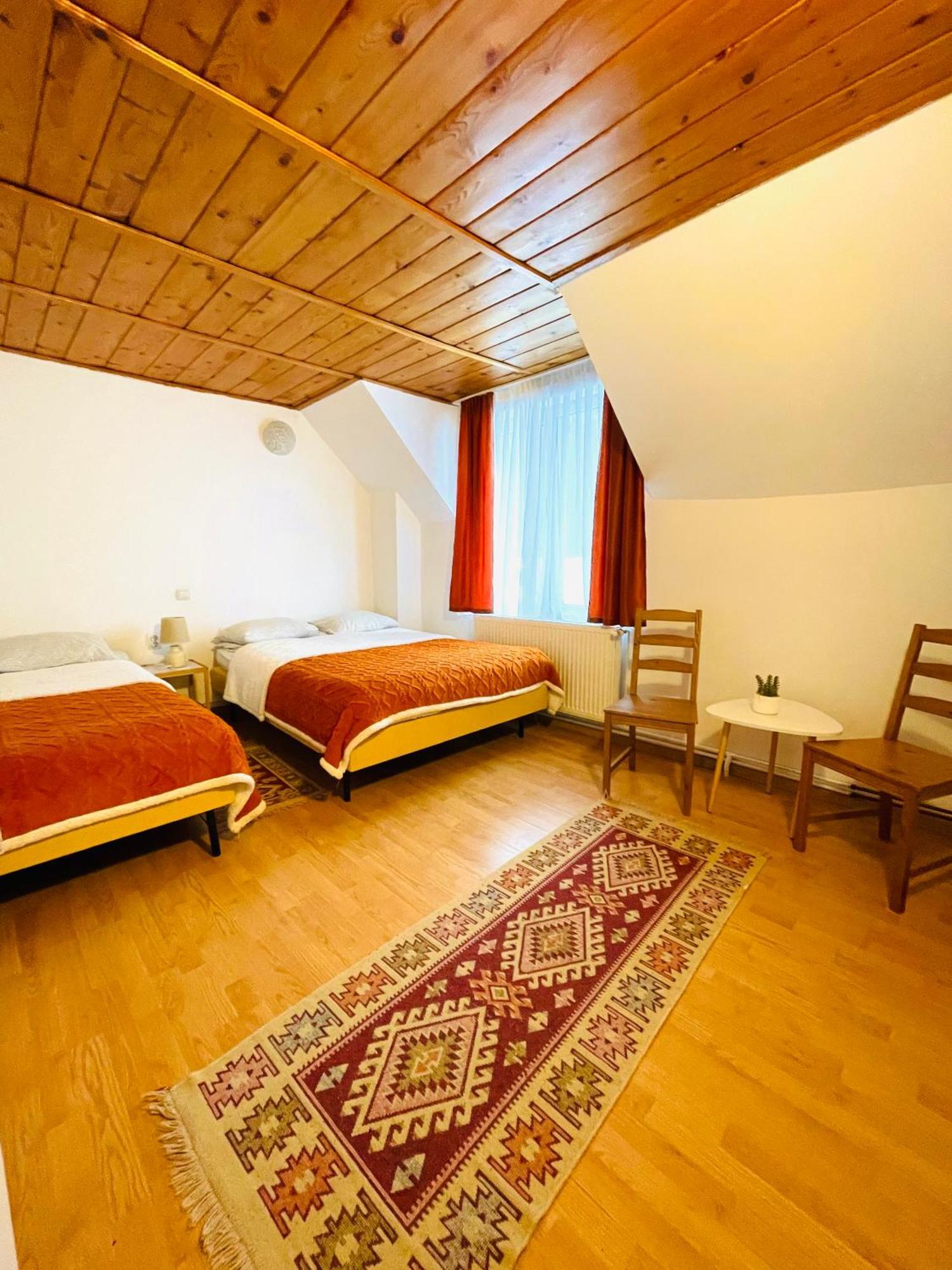 La Mama Hotel Pietroasa  Екстериор снимка