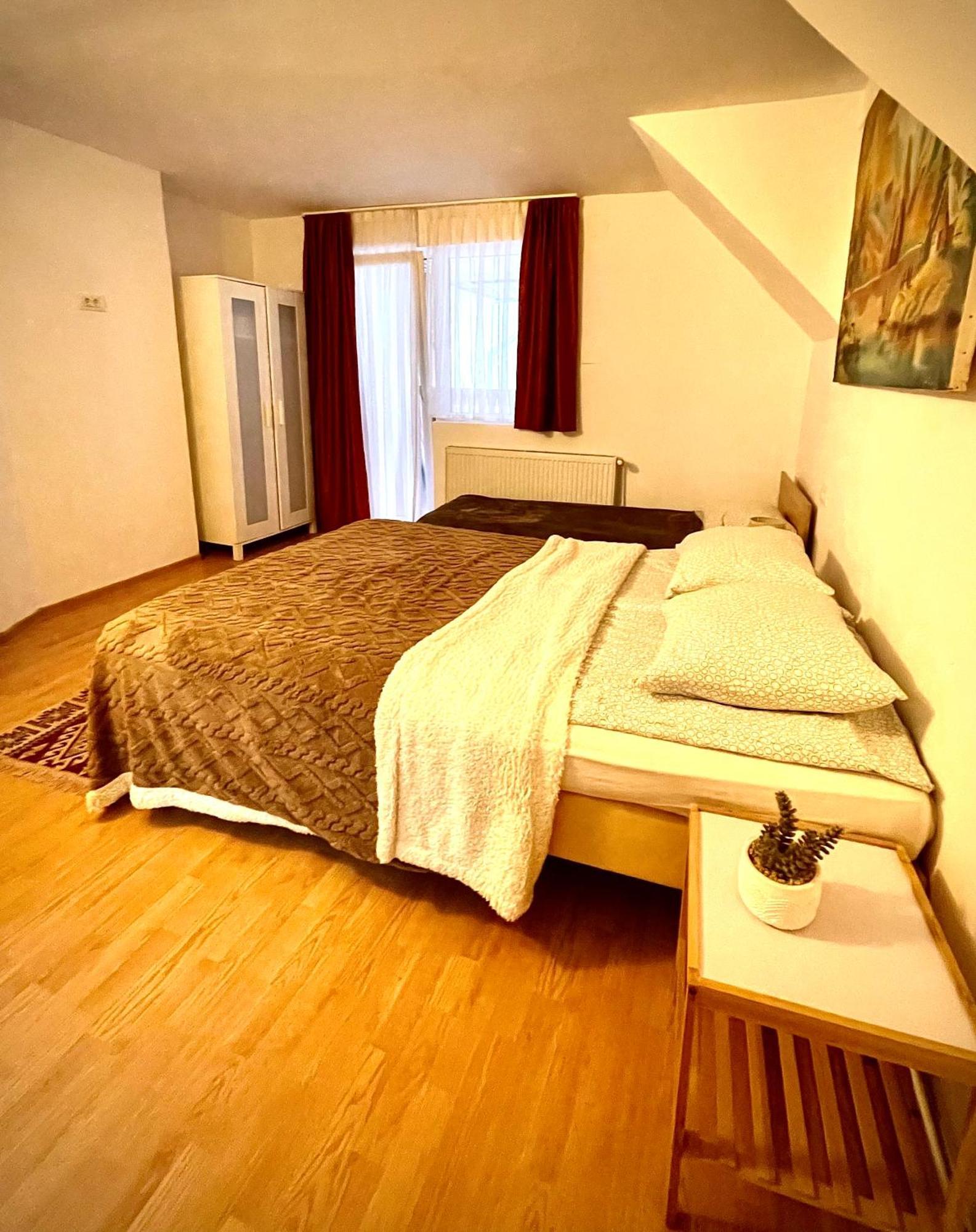 La Mama Hotel Pietroasa  Екстериор снимка
