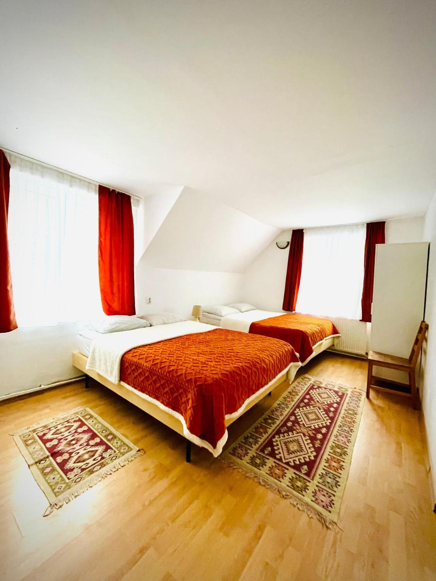 La Mama Hotel Pietroasa  Екстериор снимка