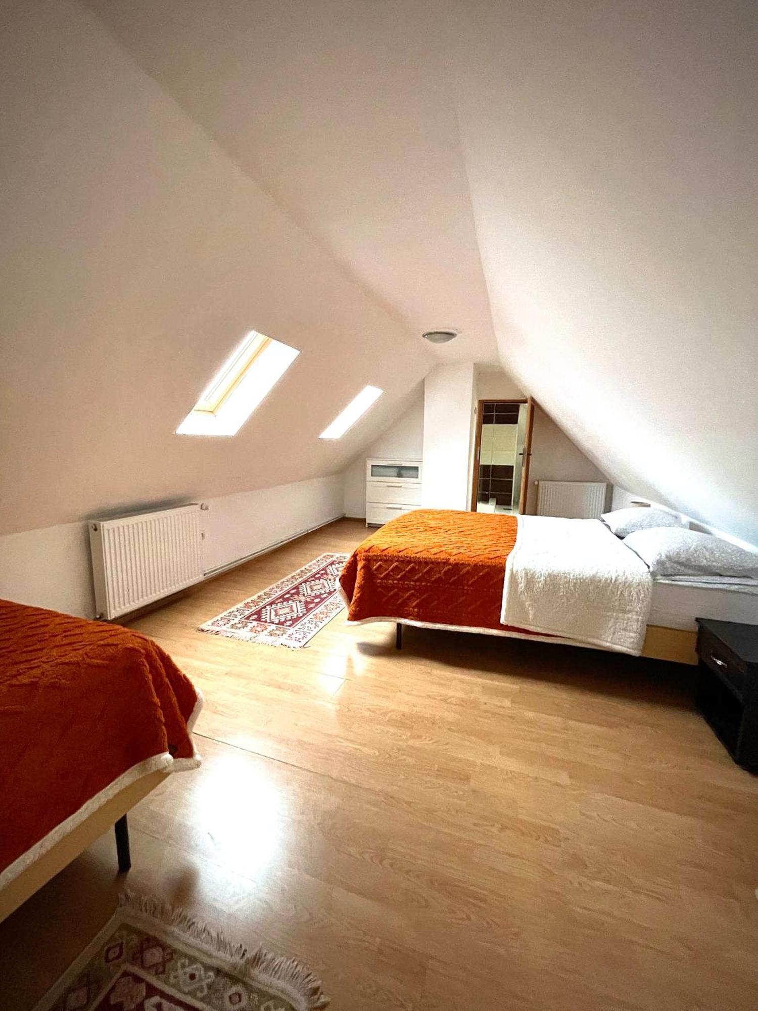 La Mama Hotel Pietroasa  Екстериор снимка