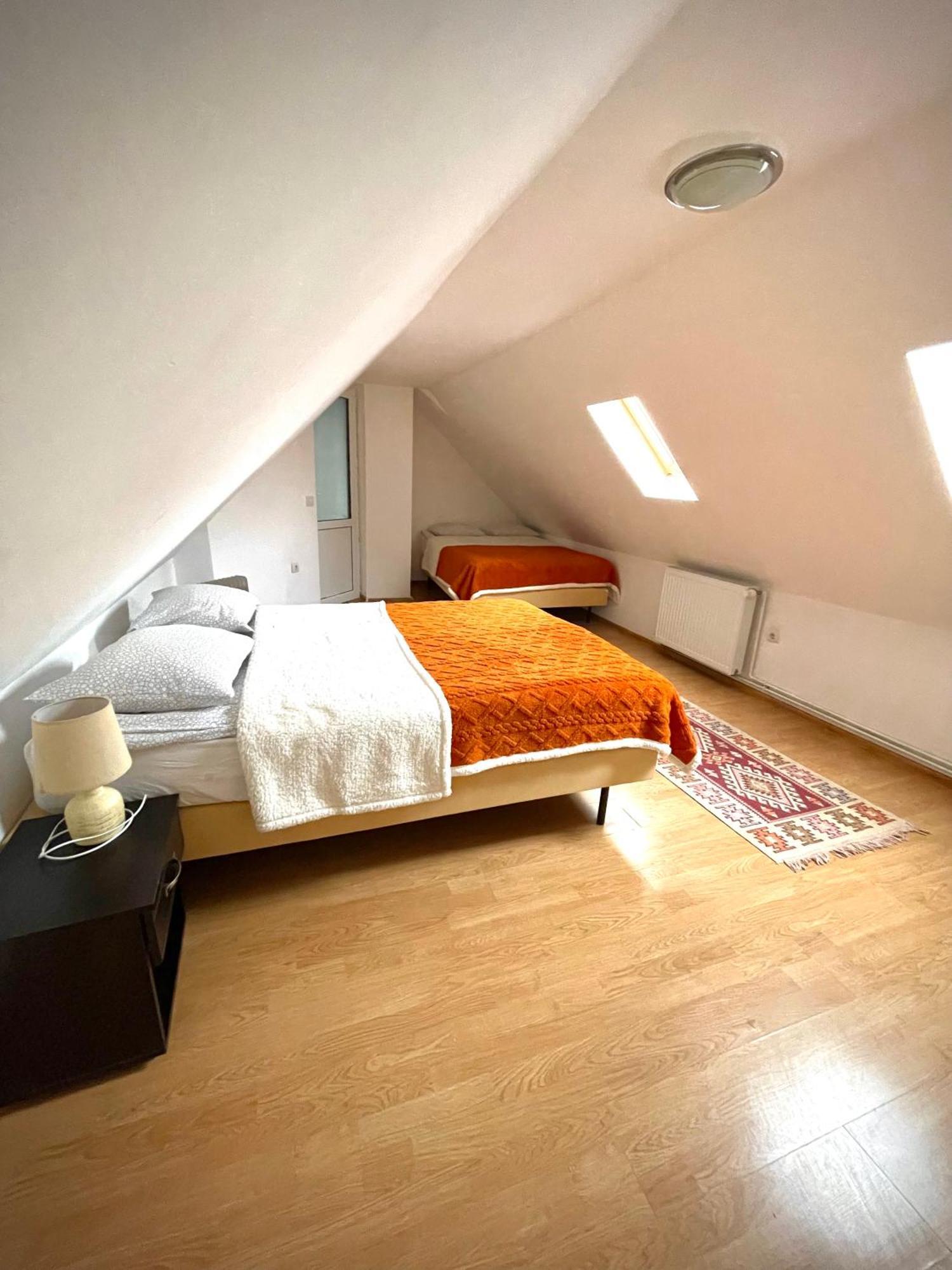 La Mama Hotel Pietroasa  Екстериор снимка