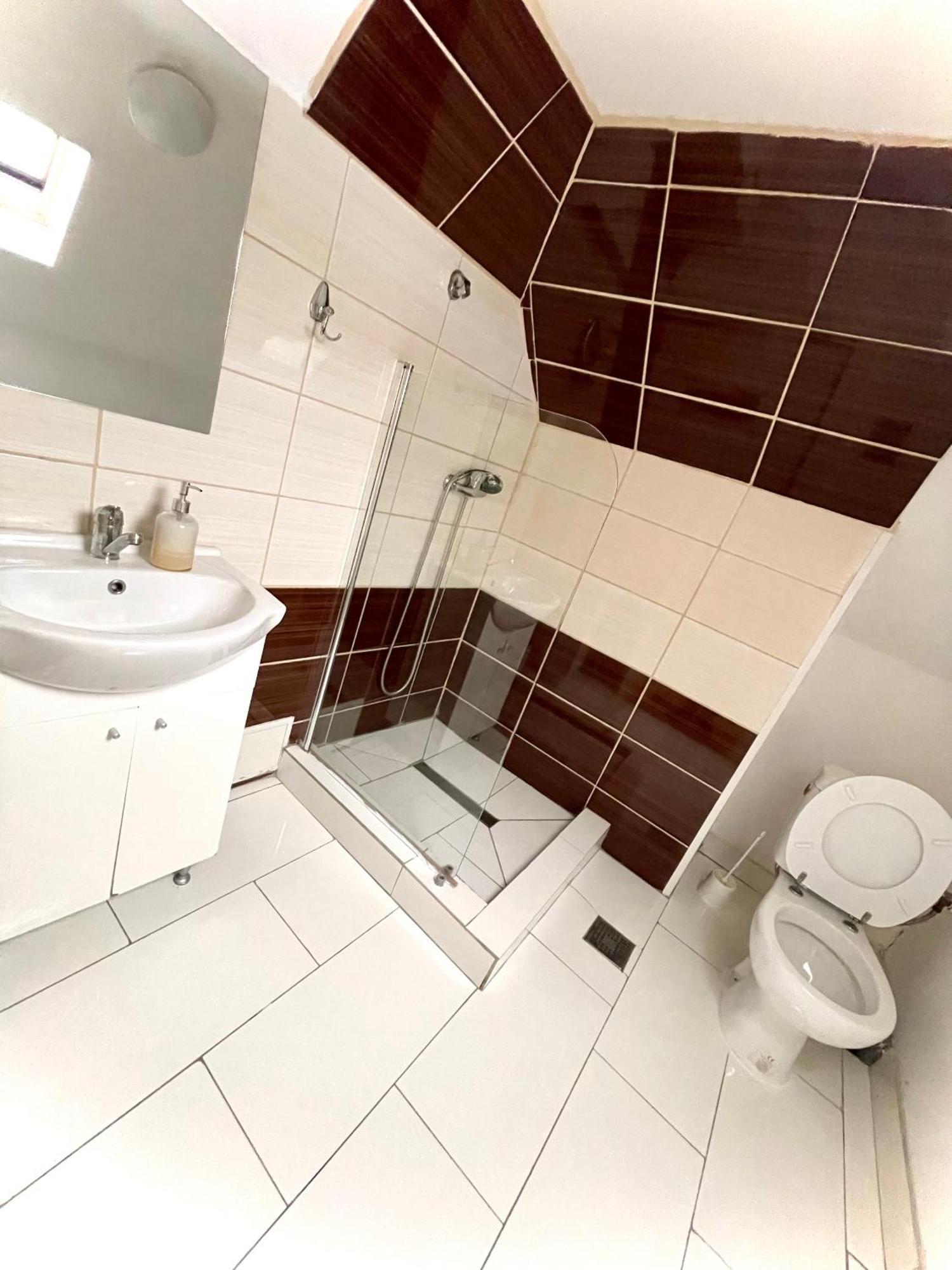 La Mama Hotel Pietroasa  Екстериор снимка