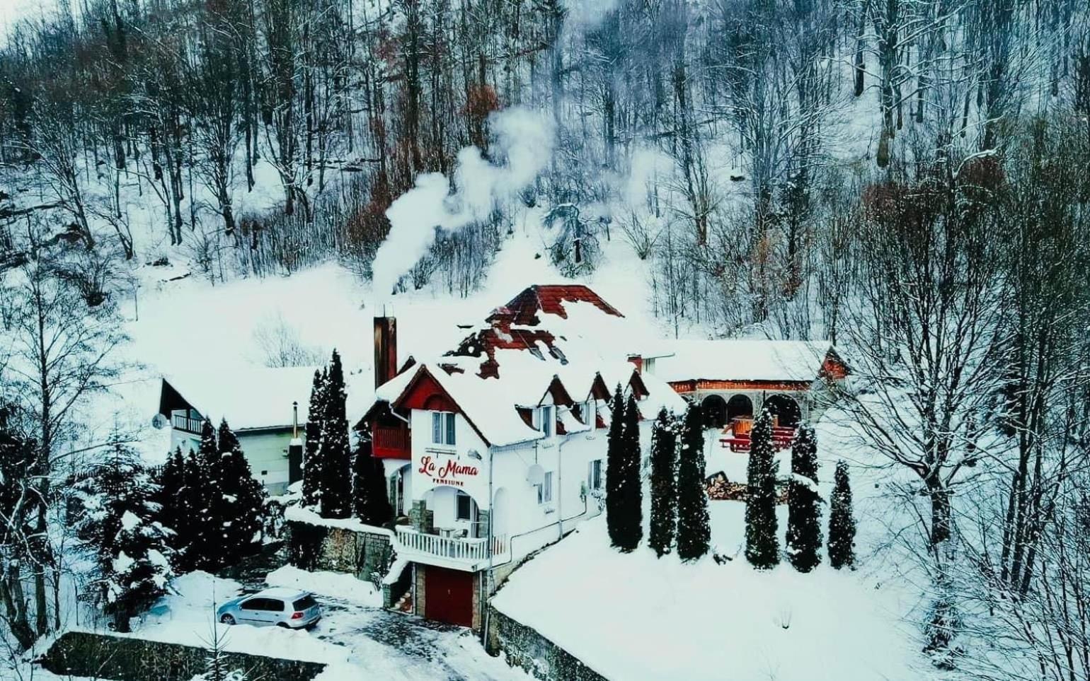 La Mama Hotel Pietroasa  Екстериор снимка